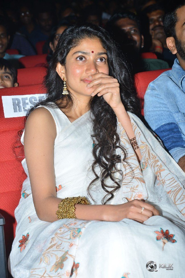 Sai-Pallavi-at-Padi-Padi-Leche-Manasu-Movie-Pre-Release-Event